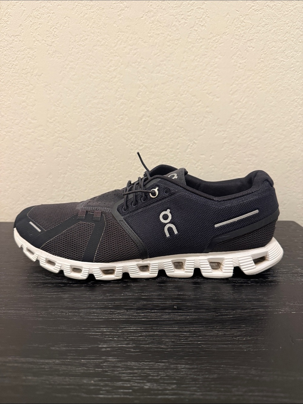 On Cloud Running Men's Size 10.5 M10.5 Shoes Black and White Training Workout